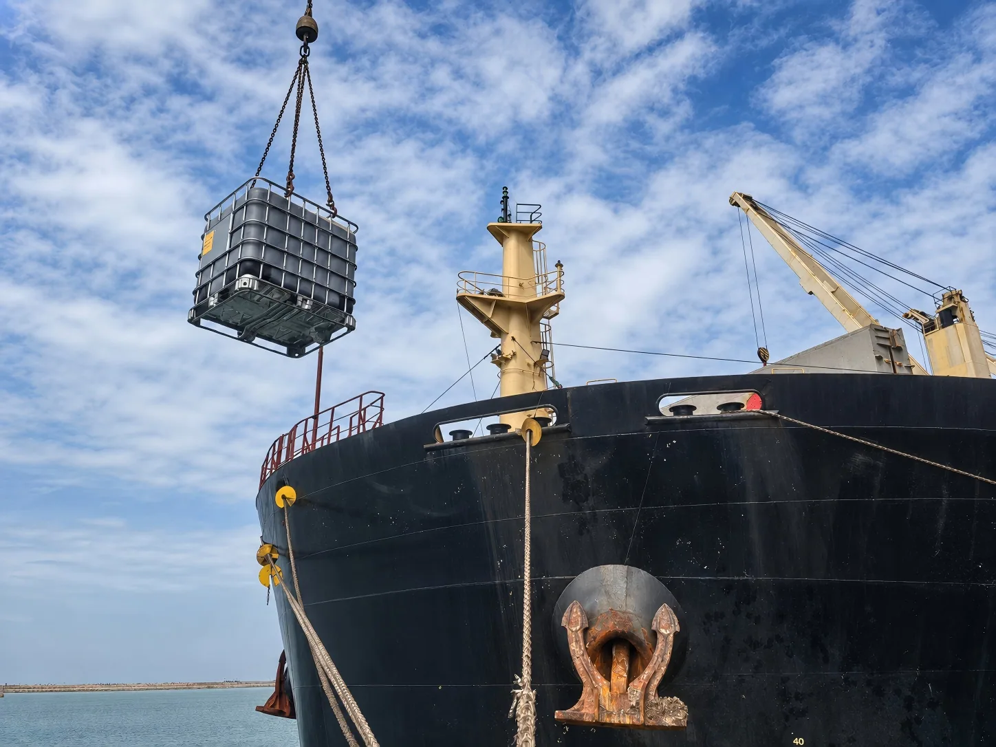 Controlled lifting alongside the receiving vessel